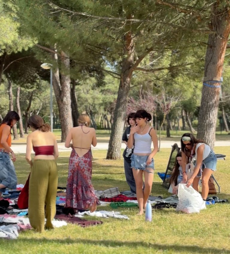 Así fue el Mercadillo Sin Dinero en Villanueva de la Cañada: ropa, música y mucha conciencia colectiva